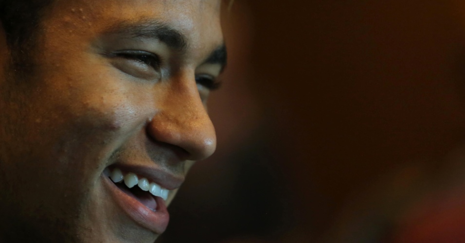 14.nov.2013 - Neymar fala com a imprensa antes do Brasil treinar, em Miami, para o duelo contra o Honduras