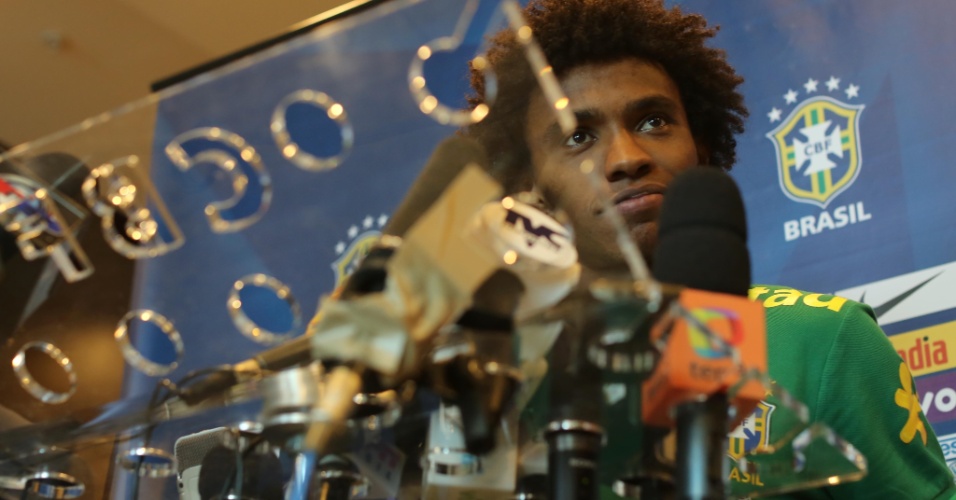 14.nov.2013 - Willian, meia-atacante do Chelsea e da seleção brasileira, conversa com a imprensa em Miami
