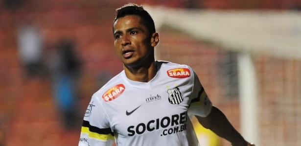 Artilheiro do Santos na temporada, com 21 gols, volante está insatisfeito com a diretoria do clube - Junior Lago/UOL