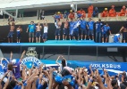 Cruzeiro é recebido com festa em BH e atletas comemoram até em cima de ônibus