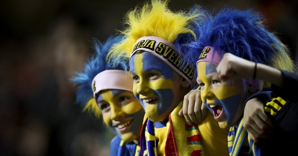 15.nov.2013 - Crianças fazem a festa durante partida entre Suécia e Portugal pela repescagem europeia