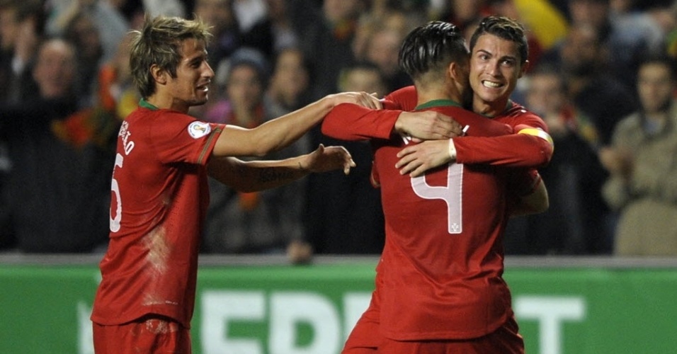 15.nov.2013 - Cristiano Ronaldo comemora depois de marcar o único gol da partida entre Portugal e Suécia pelo jogo de ida da repescagem para a Copa do Mundo