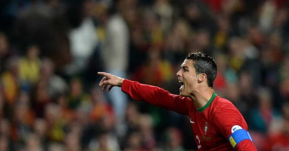 15.nov.2013 - Cristiano Ronaldo grita com os companheiros durante partida entre Portugal e Suécia pela repescagem europeia para a Copa do Mundo-14; portugueses venceram por 1 a 0