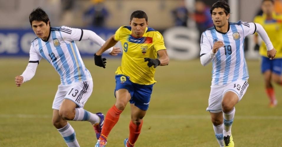 15.nov.2013 - Equatoriano Jefferson Montero encara os argentinos Roncaglia e Banega em amistoso; jogo terminou 0 a 0