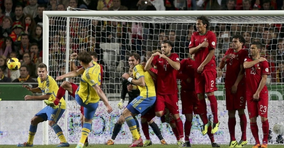 15.nov.2013 - Kim Källström cobra a falta durante partida entre Portugal e Suécia pela repescagem europeia para a Copa do Mundo-2014; portugueses venceram por 1 a 0