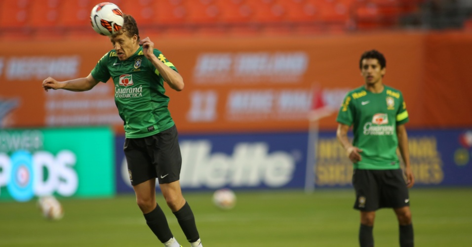 15.nov.2013 - Lucas Leiva cabeceia bola em treino. Ele deve ficar no banco no amistoso contra Honduras