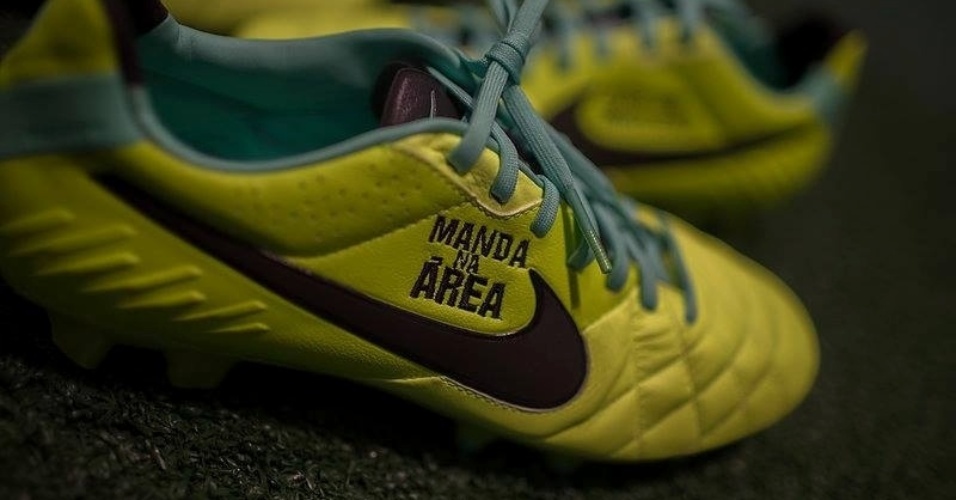 15.nov.2013 - "Manda na Área" foi a frase escolhida pela Nike para ilustrar a chuteira de Thiago Silva