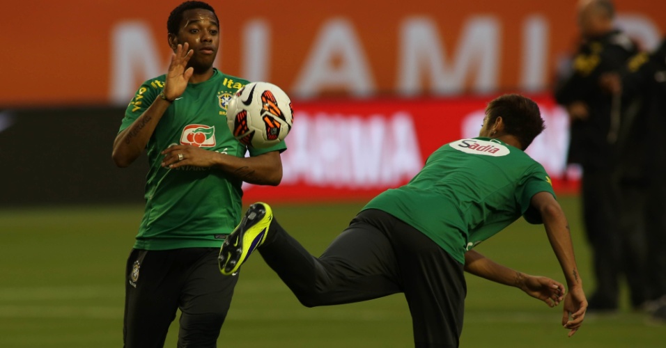 15.nov.2013 - Neymar (dir.) e Robinho disputam jogada durante treino da Seleção Brasileira em Miami