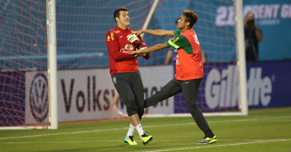 15.nov.2013 - Neymar e Júlio César, em momento de descontração durante treino da seleção em Miami