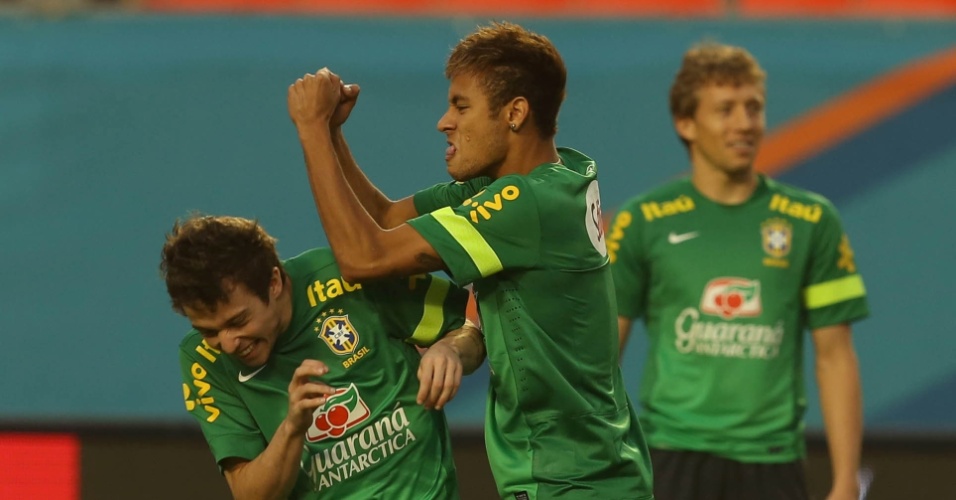 15.nov.2013 - Neymar também brinca com Bernard, com quem deve jogar neste sábado contra Honduras
