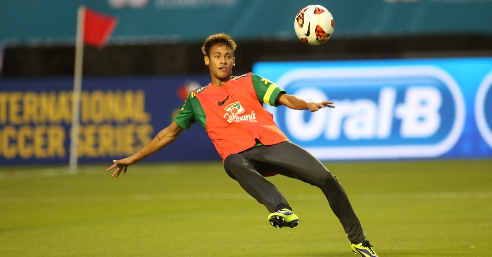 15.nov.2013 - Neymar tenta voleio em treino da Seleção Brasileira em Miami