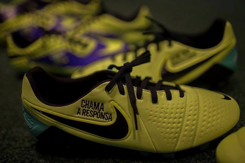 15.nov.2013 - Nike divulga chuteira que Paulinho usará na partida contra Honduras, com a frase "Chama Responsa"