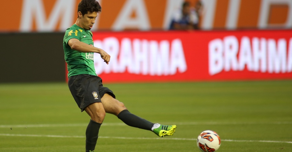 15.nov.2013 - O meia Hernanes faz movimentação durante treino da Seleção Brasileira