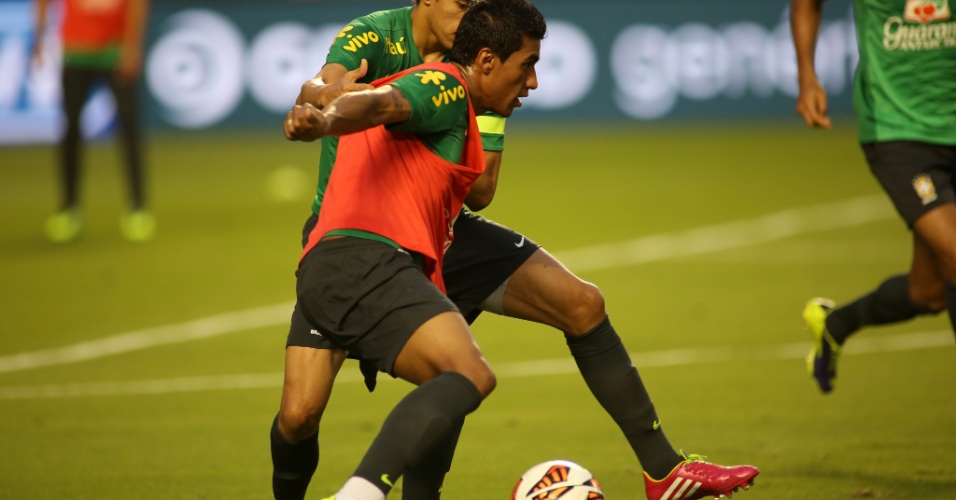 15.nov.2013 - Paulinho, durante treino coletivo da Seleção Brasileira, em Miami