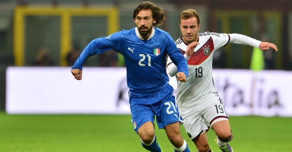 15.nov.2013 - Pirlo passa pela marcação de Götze no amistoso entre Itália e Alemanha; partida terminou empatada por 1 a 1