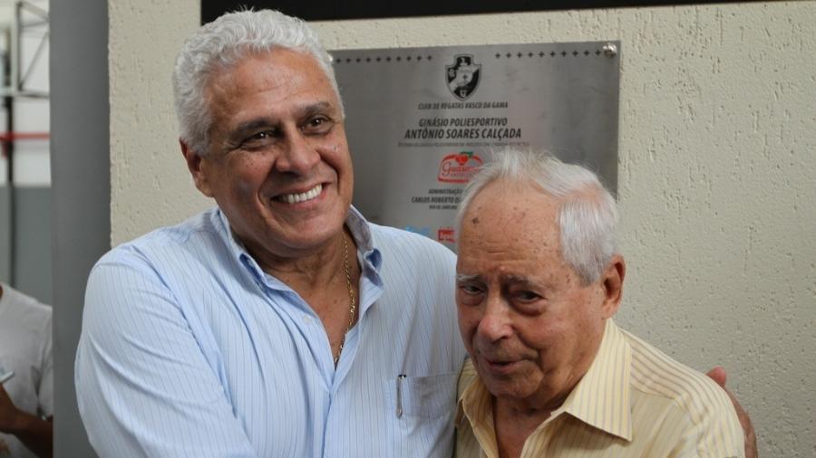 Roberto Dinamite (e) abraça Antônio Soares Calçada, presidente de honra do Vasco - Marcelo Sadio/ site oficial do Vasco