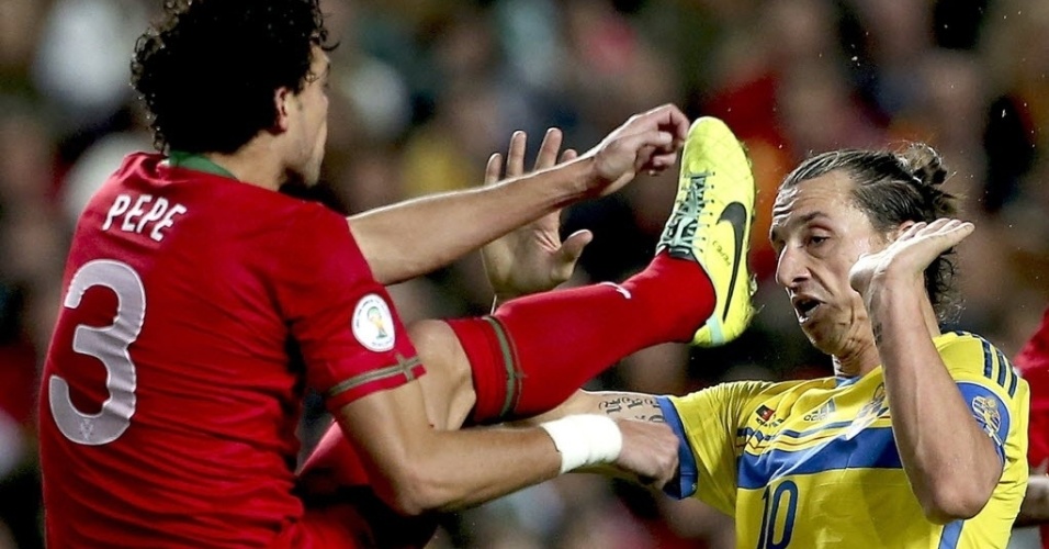 Zagueiro Pepe ergue o pé e deixa as travas da chuteira perto da rosto de Ibrahimovic, durante partida entre Portugal e Suécia na repescagem para a Copa do Mundo