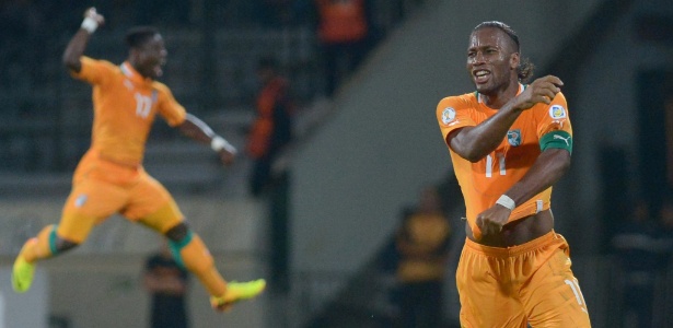 Drogba quase foi o vilão da Costa do Marfim contra Senegal ao cometer pênalti no segundo tempo