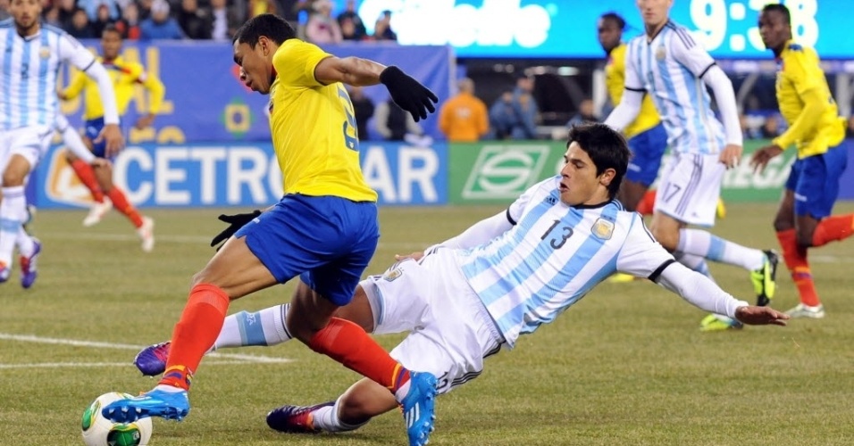 15.nov.2013 - Argentino Roncaglia acompanha o equatoriano Jefferson Montero no amistoso disputado nos EUA; jogo terminou 0 a 0