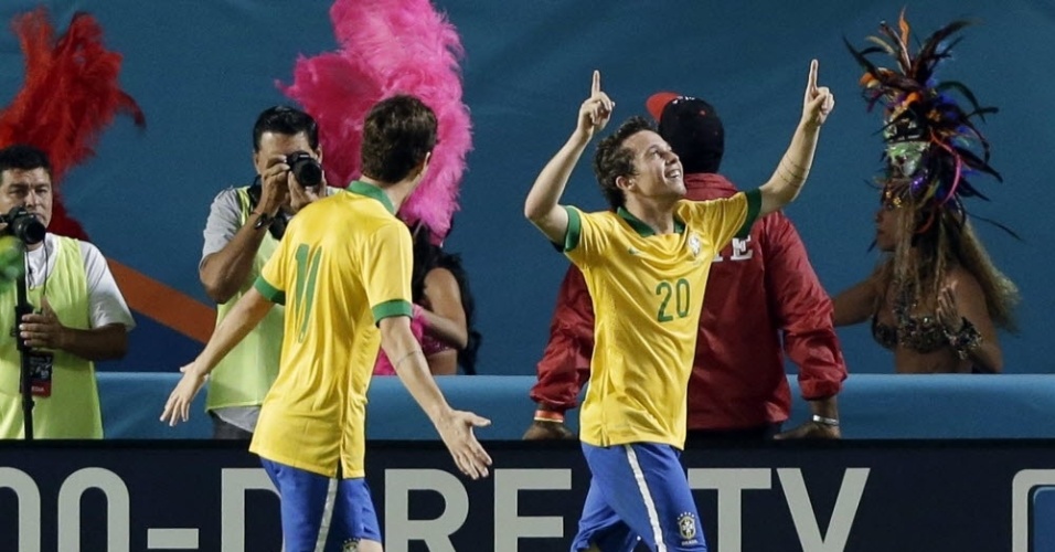 16.nov.2013 - Bernard comemora o primeiro gol da seleção brasileira em amistoso contra Honduras no Sun Life Stadium, em Miami (EUA)