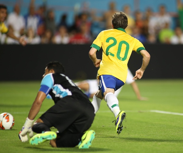 16.nov.2013 - Bernard parte para a comemoração ao abrir o placar para o Brasil em amistoso contra Honduras em Miami