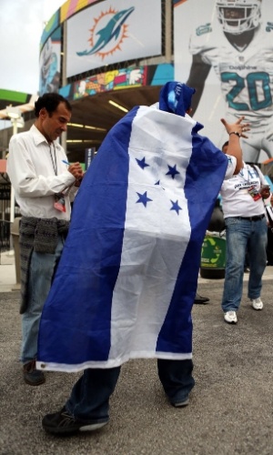 16.nov.2013 - Com bandeira e uniforme, torcedor hondurenho vai ao estádio em Miami ver o jogo contra a seleção brasileira