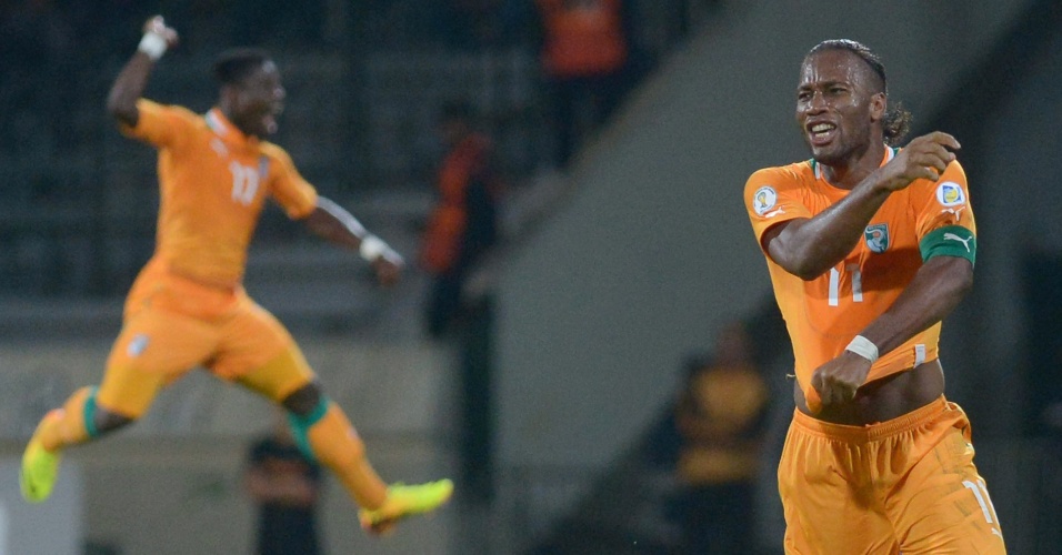 16.nov.2013 - Drogba comemora classificação da Costa do Marfim para a Copa do Mundo-2014, após empate por 1 a 1 com Senegal