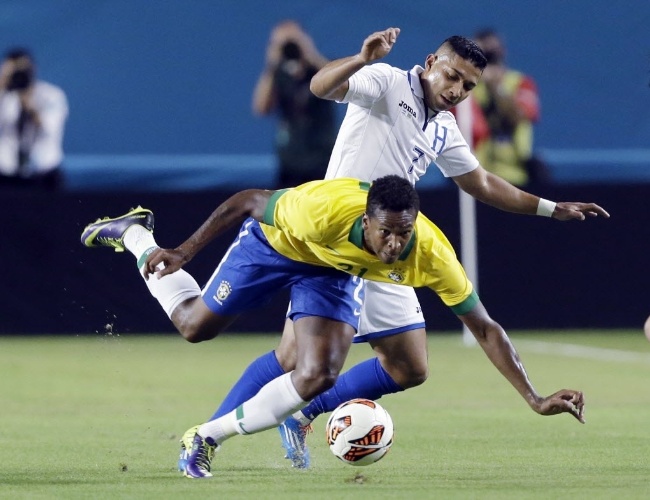 16.nov.2013 - Izaguirre derruba Jô em amistoso da seleção brasileira contra Honduras