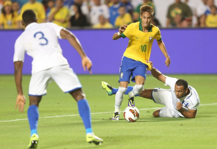 16.nov.2013 - Jogador de Honduras tenta parar Neymar com falta durante amistoso da seleção brasileira em Miami