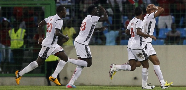 Jogadores da Guiné Equatorial comemoram gol marcado por Jimmy Bermudez (à frente)
