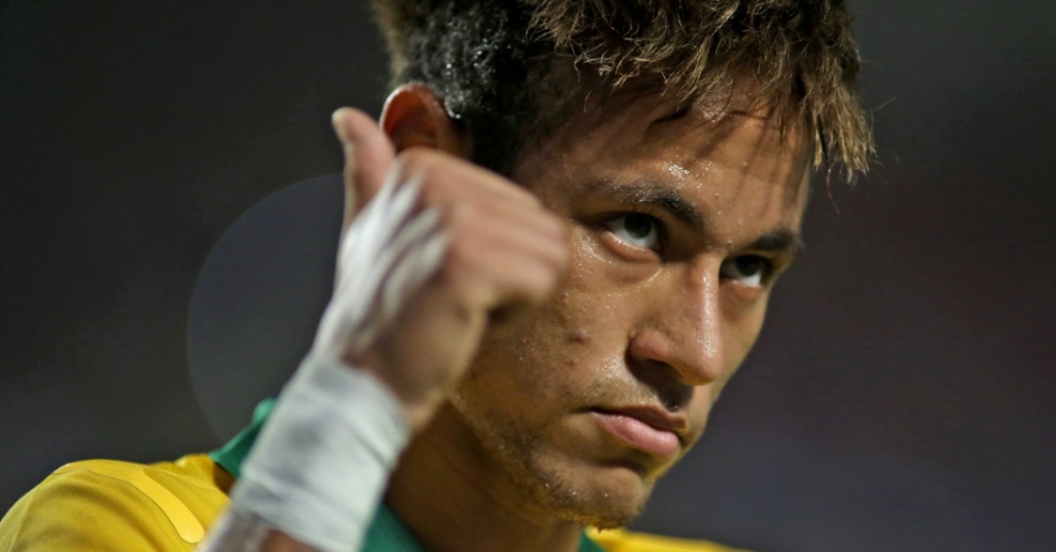 16.nov.2013 - Neymar faz sinal de positivo durante lance do amistoso da seleção brasileira contra Honduras em Miami
