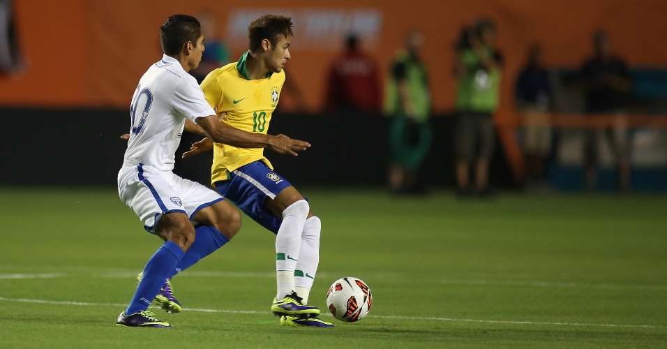 16.nov.2013 - Neymar recebe marcação individual durante amistoso do Brasil contra Honduras em Miami
