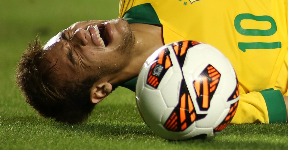 16.nov.2013 - Neymar reclama de dor após sofrer falta durante amistoso da seleção brasileira contra Honduras em Miami