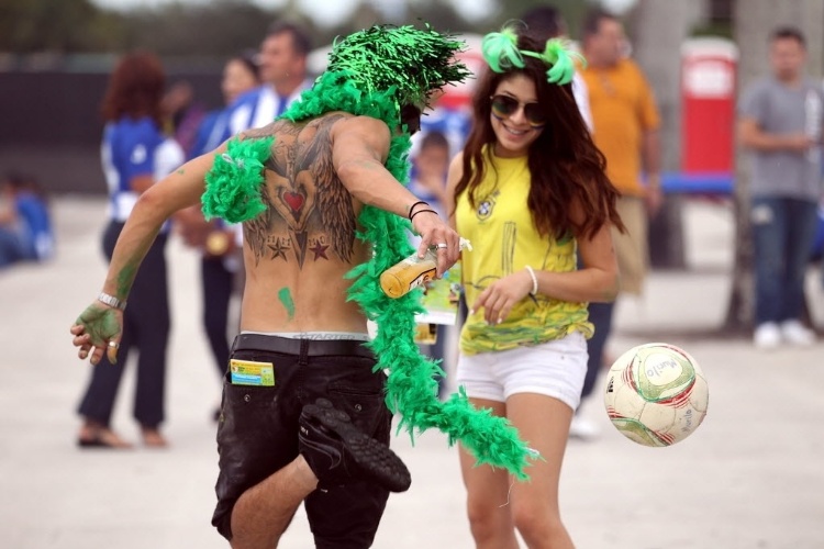 16.nov.2013 - Torcedores brasileiros usam fantasias e uniformes para amistoso contra a seleção de Honduras em Miami
