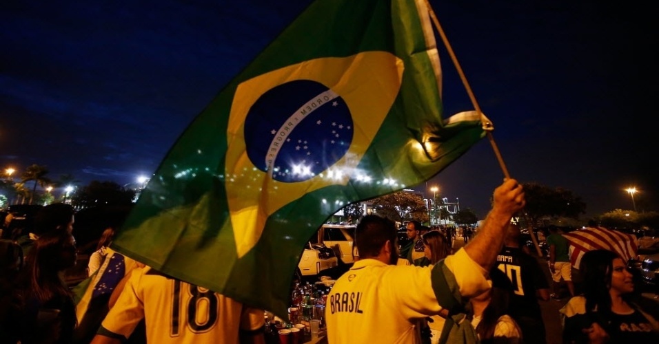 16.nov.2013 - Torcedores do Brasil chegam ao estádio em Miami para ver o amistoso da seleção contra Honduras
