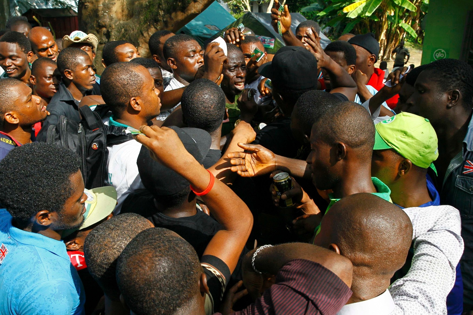 16.nov.2013 - Torcedores se aglomeram para tentar comprar ingressos para o jogo entre Etiópia e Nigéria - REUTERS/Afolabi Sotunde