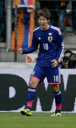 16.nov.2013 - Osako marca o primeiro gol do Japão no amistoso contra a Holanda; partida, realizada na Bélgica, terminou empatada por 2 a 2