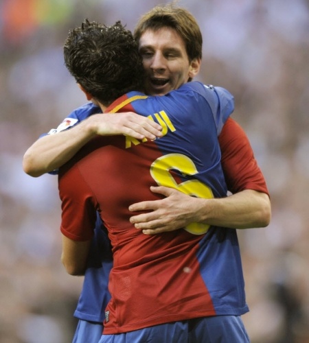 Além dos atacante, dois meias marcaram a vida de Messi no Barcelona: Xavi e Iniesta. Xavi já estava na equipe e era uma das referências do clube quando o argentino estreou. Todos os seis títulos espanhóis, três europeus e dois mundiais de Messi foram ao lado de Xavi