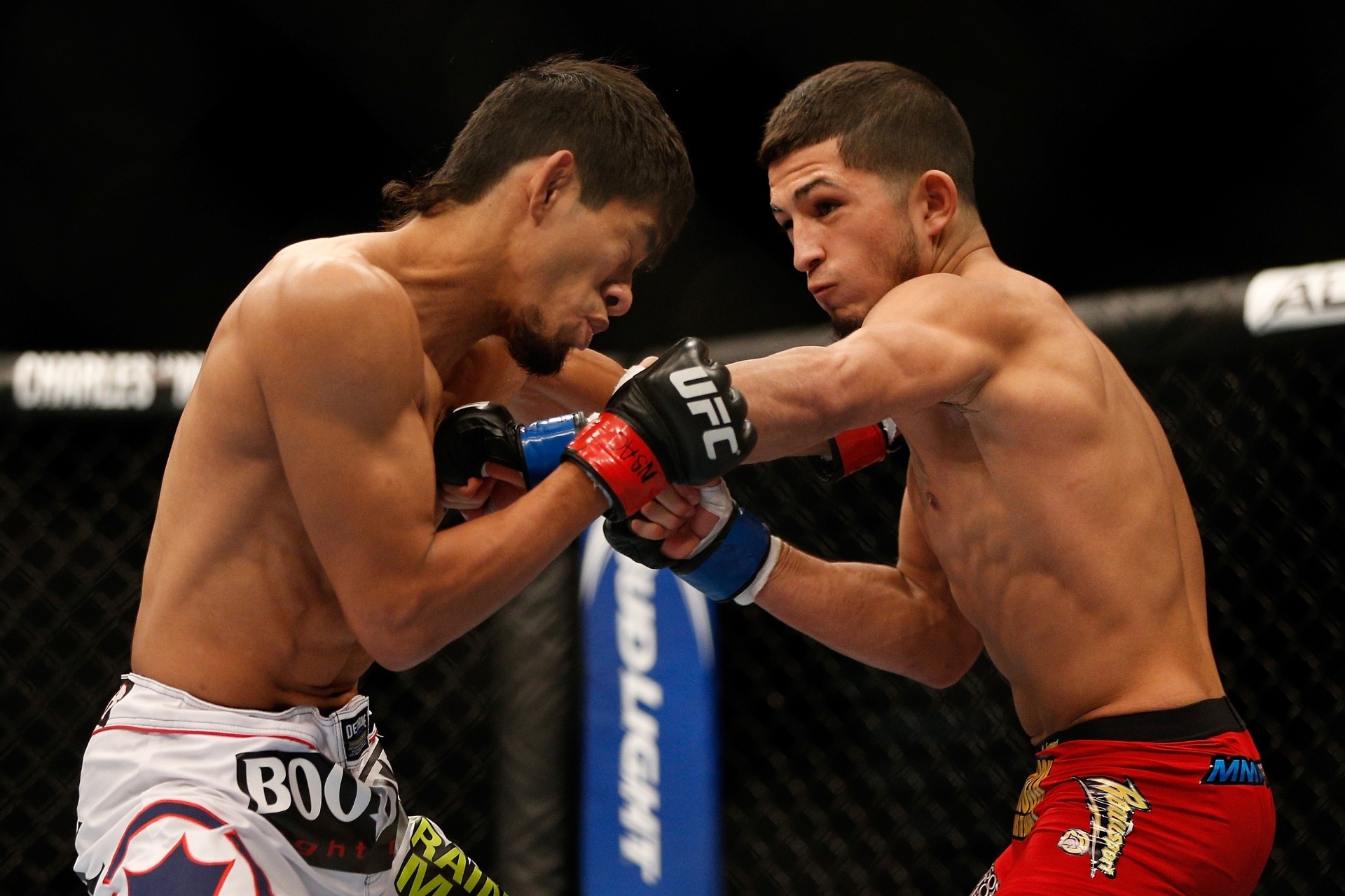 Americano Sergio Pettis disfere golpe no mexicano Will Campuzano e vence a luta do UFC 167 em Las Vegas - Josh Hedges/Zuffa LLC