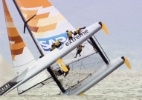 Barco capota em campeonato em Santa Catarina - Vincent Curutchet/Lloyd Imagems