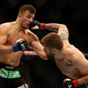 Gian Villante (esq.) recebe golpe de Cody Donovan, mas venceu a luta por nocaute no UFC 167 em Las Vegas - Josh Hedges/Getty Images