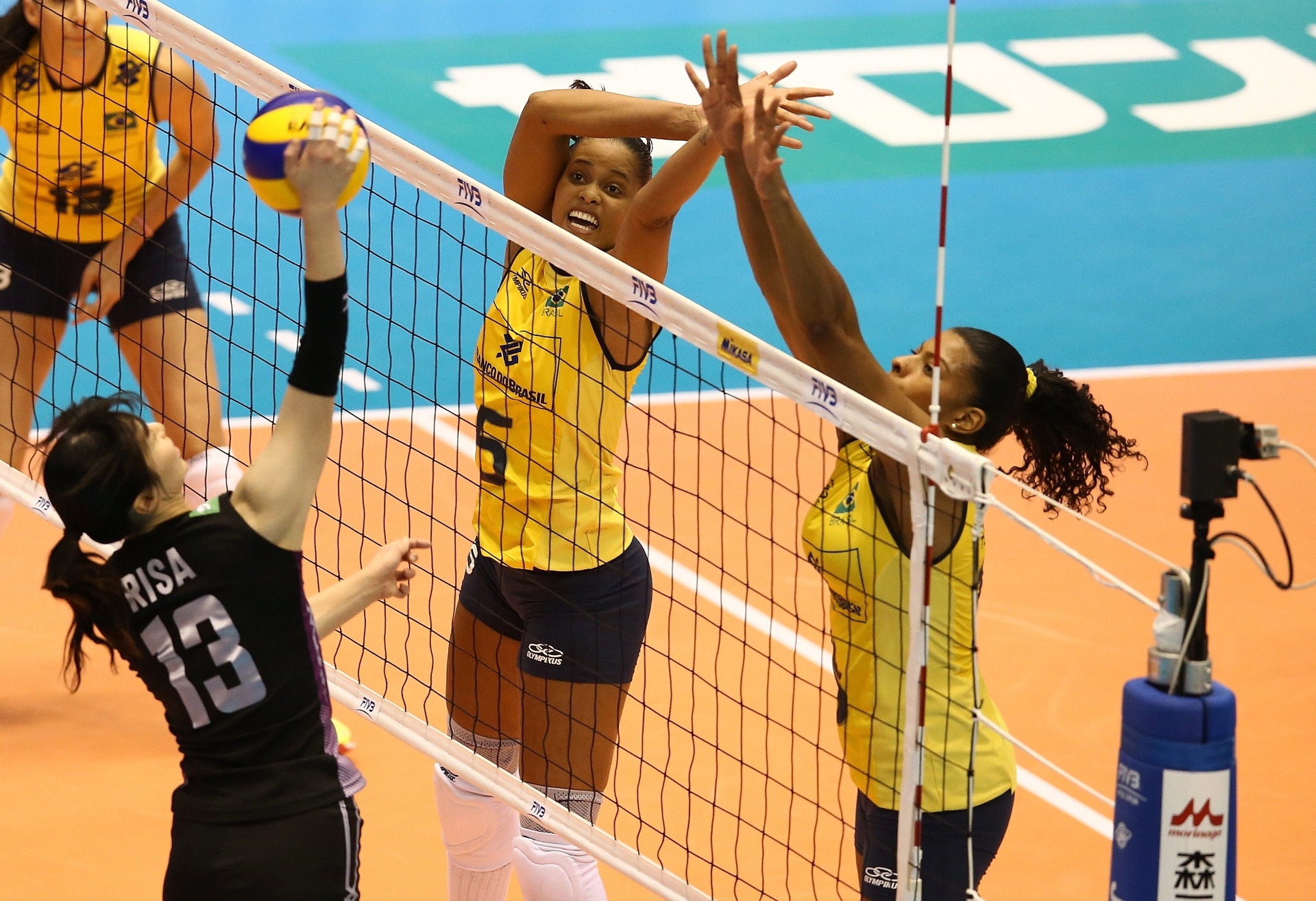 17.nov.2013 - Adenízia bloqueia ataque japonês no primeiro set do duelo pela Copa dos Campeões; ao vencer as japonesas por 3 a 0, o Brasil garantiu o bicampeonato da Copa dos Campeões - Divulgação/FIVB