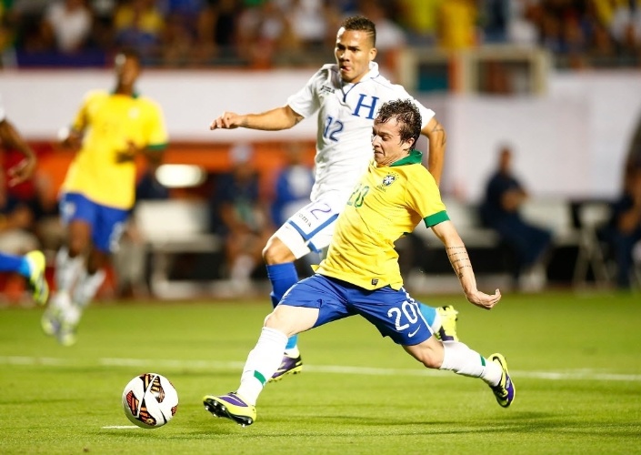 16;nov.2013 - Bernard tenta jogada em amistoso da seleção brasileira contra Honduras em Miami