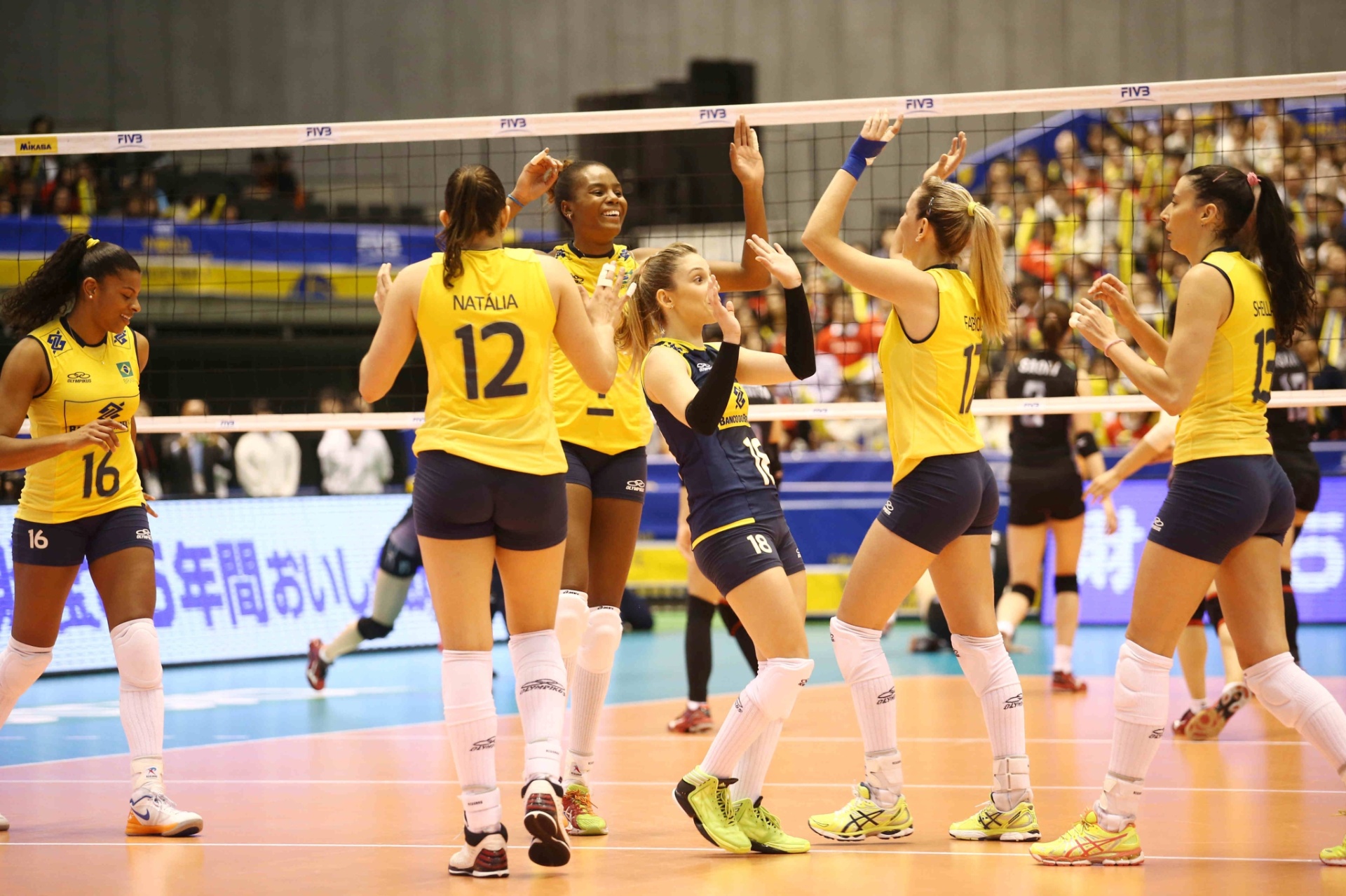 17.nov.2013 - Brasileiras comemoram ponto durante o 1° set contra o Japão; ao vencer as japonesas por 3 a 0, o Brasil garantiu o bicampeonato da Copa dos Campeões - Divulgação/FIVB