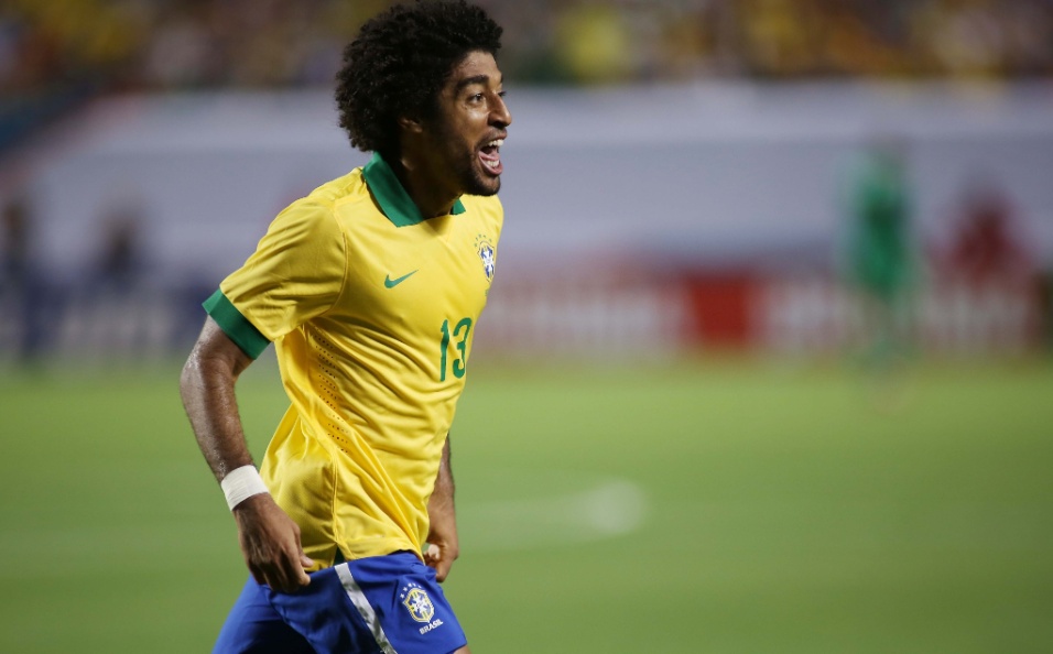 16.nov.2013 - Dante parte para a comemoração ao marcar o segundo gol do Brasil no amistoso contra Honduras em Miami