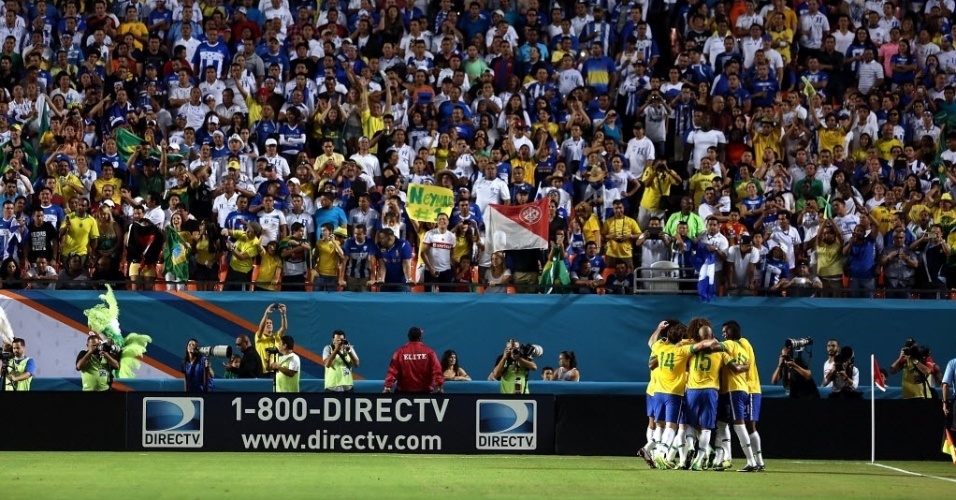 16.nov.2013 - Jogadores da seleção brasileira celebram gol em amistoso contra Honduras