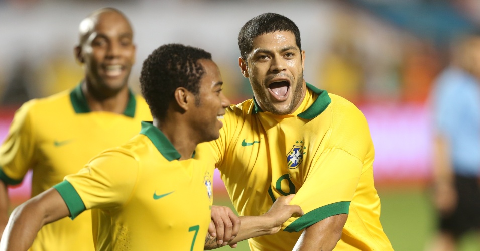 16.nov.2013 - Maicon (e), Robinho (c) e Hulk comemoram gol do Brasil na goleada por 5 a 0 sobre Honduras em amistoso disputado em Miami