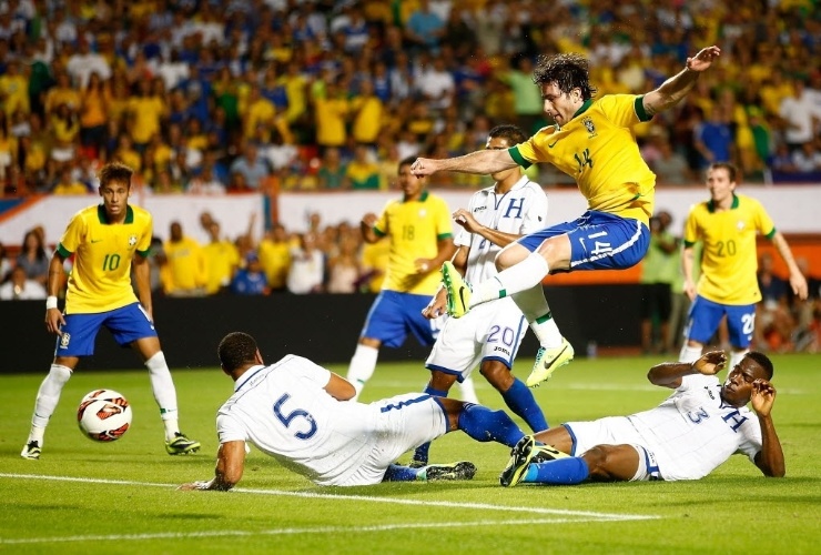 16;nov.2013 - Maxwell disputa a bola com dois hondurenhos em amistoso da seleção brasileira de futebol em Miami (EUA)