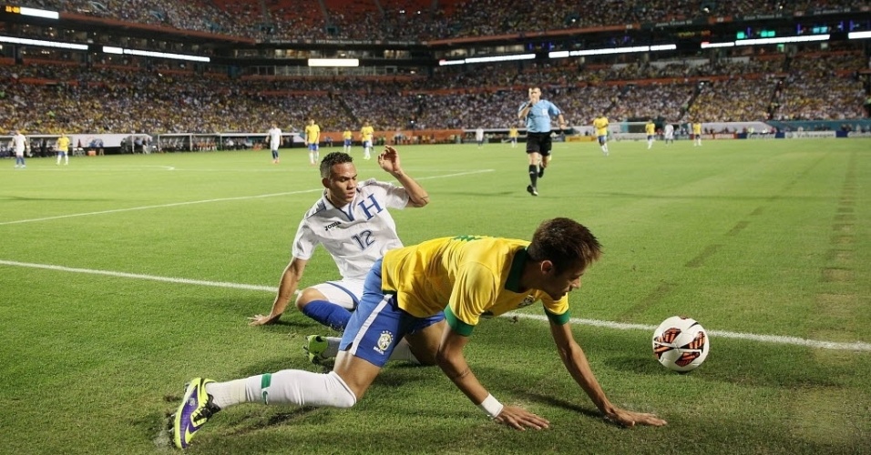 16.nov.2013 - Neymar cai fora do campo em amistoso da seleção brasileira contra Honduras