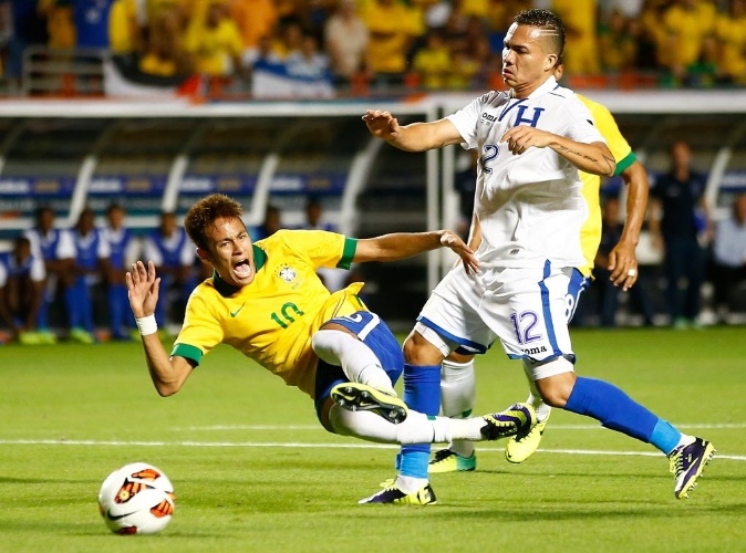 16;nov.2013 - Neymar cai na área e pede pênalti em amistoso da seleção brasileira contra Honduras em Miami